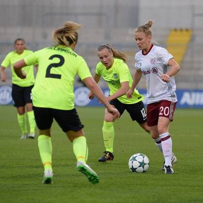 Fußball, Damen, CL, Bayern München - Hibernian Edinburgh v.li.: Claire WILLIAMSON (Hibernian Ladies FC, 2) Rachel McLAUCHLAN (Hibernian Ladies FC, 12) Leonie Maier (FC Bayern München, FCB, 20) im Zweikampf, Duell, duel, tackle, Dynamik, Action, Aktion , Fussball, UEFA Women s Champions League, FC Bayern München - Hibernian Ladies FC Edinburgh, xslx