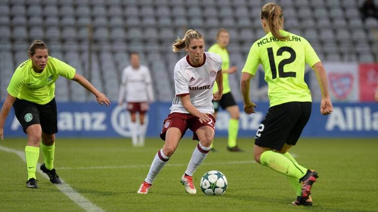 Fußball, Damen, CL, Bayern München - Hibernian Edinburgh v.li.: Lisa ROBERTSON (Hibernian Ladies FC, 6) Anna Gerhardt (FC Bayern München, FCB, 27) Rachel McLAUCHLAN (Hibernian Ladies FC, 12) im Zweikampf, Duell, duel, tackle, Dynamik, Action, Aktion , Fussball, UEFA Women s Champions League, FC Bayern München - Hibernian Ladies FC Edinburgh, xslx