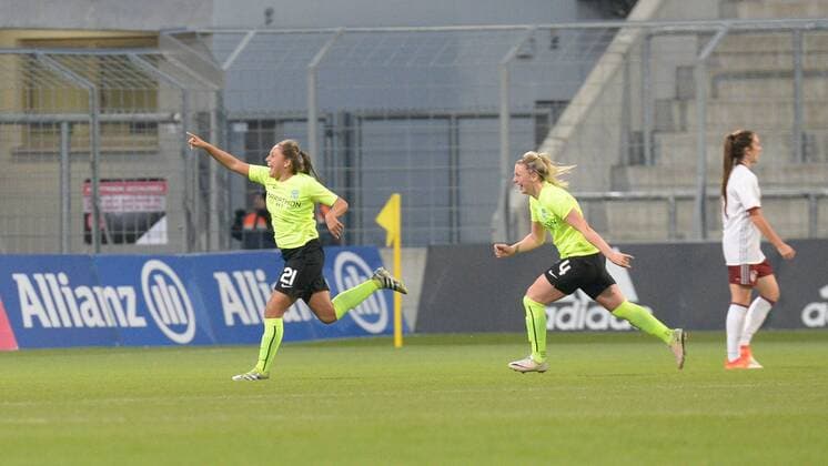 Fußball, Damen, CL, Bayern München - Hibernian Edinburgh v.li.: Abigail HARRISON (Hibernian Ladies FC, 21) Siobhan HUNTER (Hibernian Ladies FC, 4) mit Torjubel, Jubel, Torjubel, Torerfolg, celebrate the goal, goal, celebration, Jubel ueber das Tor zum 3:1 durch Abigail HARRISON (Hibernian Ladies FC, 21), optimistisch, Action, Aktion, Lisa Evans (FC Bayern München, FCB, 18) enttäuscht schauend, Enttäuschung, Frustration, disappointed, pessimistisch, Fussball, UEFA Women s Champions League, FC Bayern München - Hibernian Ladies FC Edinburgh, xslx