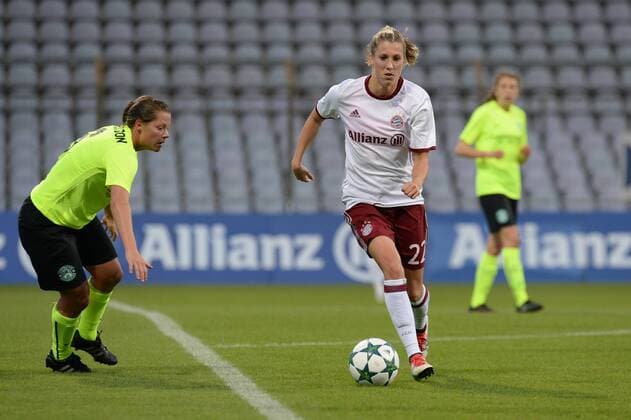 Fußball, Damen, CL, Bayern München - Hibernian Edinburgh v.li.: Lisa ROBERTSON (Hibernian Ladies FC, 6) Anna Gerhardt (FC Bayern München, FCB, 27) , Fussball, UEFA Women s Champions League, FC Bayern München - Hibernian Ladies FC Edinburgh, xslx