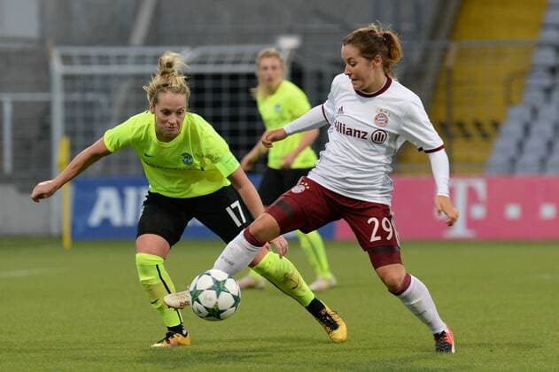 Fußball, Damen, CL, Bayern München - Hibernian Edinburgh v.li.: Joelle MURRAY (Hibernian Ladies FC, 17) Nicole Rolser (FC Bayern München, FCB, 29) im Zweikampf, Duell, duel, tackle, Dynamik, Action, Aktion , Fussball, UEFA Women s Champions League, FC Bayern München - Hibernian Ladies FC Edinburgh, xslx