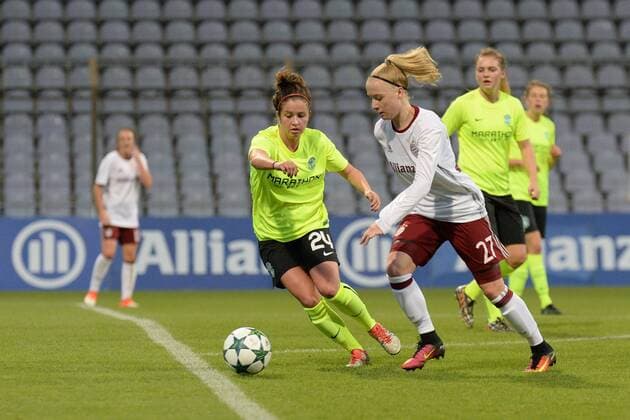 Fußball, Damen, CL, Bayern München - Hibernian Edinburgh v.li.: Emma BROWNLIE (Hibernian Ladies FC, 24) Anna Gerhardt (FC Bayern München, FCB, 27) im Zweikampf, Duell, duel, tackle, Dynamik, Action, Aktion , Fussball, UEFA Women s Champions League, FC Bayern München - Hibernian Ladies FC Edinburgh, xslx
