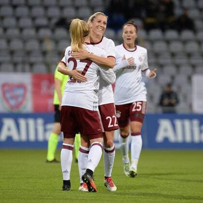 Bilder des Tages - SPORT Fußball, Damen, CL, Bayern München - Hibernian Edinburgh v.li.: Anna Gerhardt (FC Bayern München, FCB, 27) Verena Faißt (Faisst, Feisst, Feist, Faist, FC Bayern München, FCB, 22) Viktoria Schnaderbeck (FC Bayern München, FCB, 25) mit Torjubel, Jubel, Torjubel, Torerfolg, celebrate the goal, goal, celebration, Jubel ueber das Tor zum 3:0 durch Anna Gerhardt (FC Bayern München, FCB, 27) , optimistisch, Action, Aktion , Fussball, UEFA Women s Champions League, FC Bayern München - Hibernian Ladies FC Edinburgh, xslx