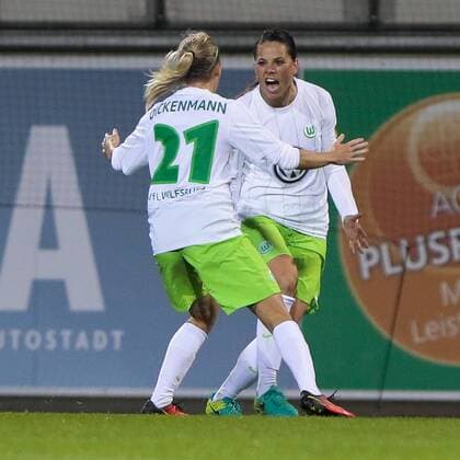 Bilder des Tages - SPORT vl Lara Dickenmann (Wolfsburg, 21), Sara Björk Gunnarsdottir (Wolfsburg, 7) Jubel, Torjubel, Torerfolg, celebrate the goal, goal, celebration, Jubel ueber das Tor, optimistisch, Action, Aktion, Fussball, UEFA Women s Champions League, VfL Wolfsburg - Chelsea Ladies FC, xtgx