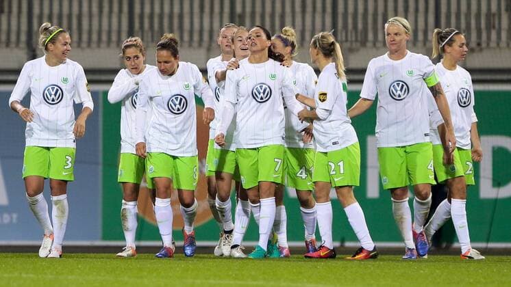Jubel, Torjubel, Torerfolg, celebrate the goal, goal, celebration, Jubel ueber das Tor, optimistisch, Action, Aktion VfL Wolfsburg nach Tor zum 1:1 durch Sara Björk Gunnarsdottir (Wolfsburg, 7) (mitte), Fussball, UEFA Women s Champions League, VfL Wolfsburg - Chelsea Ladies FC, xtgx