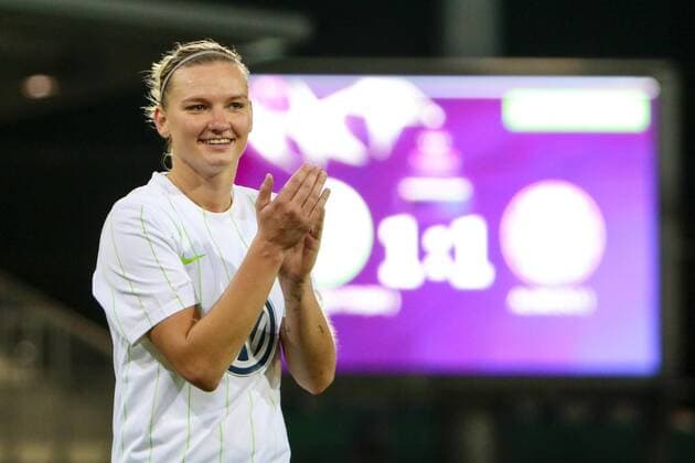 Alexandra Popp (Alex Popp, Wolfsburg, 11) Jubel nach Spielende, Freude über den Sieg, Erfolg, success bedankt sich bei den Fans, bedanken, Dank, Feiern, optimistisch, im Hintergrund Anzeigetafel Ergebnis 1:1, Fussball, UEFA Women s Champions League, VfL Wolfsburg - Chelsea Ladies FC, xtgx