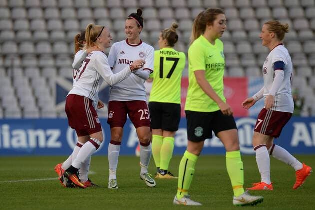 v.li.: Anna Gerhardt (FC Bayern München, FCB, 27) Viktoria Schnaderbeck (FC Bayern München, FCB, 25) mit Torjubel, Jubel, Torjubel, Torerfolg, celebrate the goal, goal, celebration, Jubel ueber das Tor zum 1:0 durch Anna Gerhardt (FC Bayern München, FCB, 27) Joelle MURRAY (Hibernian Ladies FC, 17) Claire WILLIAMSON (Hibernian Ladies FC, 2) enttäuscht schauend, Enttäuschung, Frustration, disappointed, pessimistisch Melanie Behringer (FC Bayern München, FCB, 7) , optimistisch, Action, Aktion , Fussball, UEFA Women s Champions League, FC Bayern München - Hibernian Ladies FC Edinburgh, xslx
