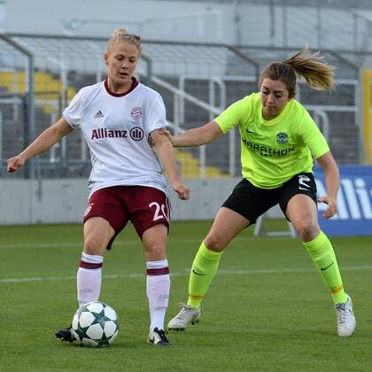 v.li.: Leonie Maier (FC Bayern München, FCB, 20) Claire WILLIAMSON (Hibernian Ladies FC, 2) im Zweikampf, Duell, duel, tackle, Dynamik, Action, Aktion , Fussball, UEFA Women s Champions League, FC Bayern München - Hibernian Ladies FC Edinburgh, xslx