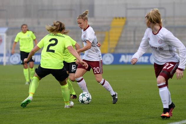 v.li.: Claire WILLIAMSON (Hibernian Ladies FC, 2) Rachel McLAUCHLAN (Hibernian Ladies FC, 12) Leonie Maier (FC Bayern München, FCB, 20) im Zweikampf, Duell, duel, tackle, Dynamik, Action, Aktion Anna Gerhardt (FC Bayern München, FCB, 27) , Fussball, UEFA Women s Champions League, FC Bayern München - Hibernian Ladies FC Edinburgh, xslx
