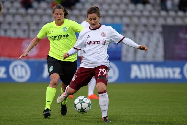 Themen der Woche - SPORT Bilder des Tages - SPORT v.li.: Lisa ROBERTSON (Hibernian Ladies FC, 6) Nicole Rolser (FC Bayern München, FCB, 29) im Zweikampf, Duell, duel, tackle, Dynamik, Action, Aktion, Fussball, UEFA Women s Champions League, FC Bayern München - Hibernian Ladies FC Edinburgh, xslx