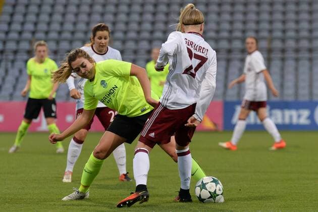 v.li.: Claire WILLIAMSON (Hibernian Ladies FC, 2) Anna Gerhardt (FC Bayern München, FCB, 27) im Zweikampf, Duell, duel, tackle, Dynamik, Action, Aktion , Fussball, UEFA Women s Champions League, FC Bayern München - Hibernian Ladies FC Edinburgh, xslx