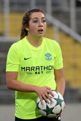 v.li.: Claire WILLIAMSON (Hibernian Ladies FC, 2) beim Einwurf, gibt Anweisungen, gestikuliert, mit den Armen gestikulieren, gives instructions, gesticulate, Einzelbild, Aktion, Action, Porträt, Portrait, Fussball, UEFA Women s Champions League, FC Bayern München - Hibernian Ladies FC Edinburgh, xslx