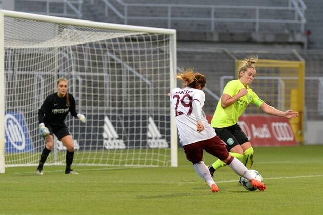 v.li.: Jenna FIFE (Goalkeeper, Torwart, Hibernian Ladies FC, 1) Nicole Rolser (FC Bayern München, FCB, 29) mit Torschuss, shoot on goal, Joelle MURRAY (Hibernian Ladies FC, 17) , Fussball, UEFA Women s Champions League, FC Bayern München - Hibernian Ladies FC Edinburgh, xslx