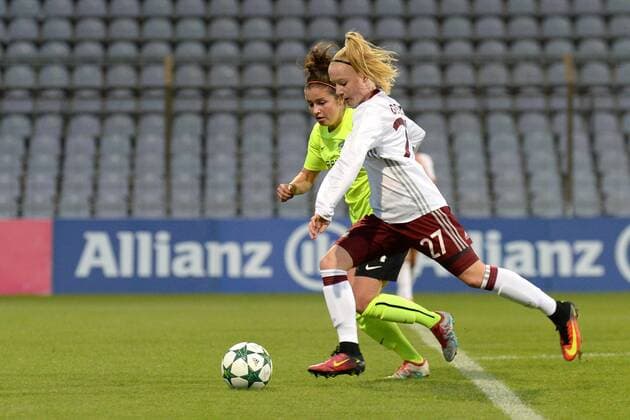 v.li.: Emma BROWNLIE (Hibernian Ladies FC, 24) Anna Gerhardt (FC Bayern München, FCB, 27) im Zweikampf, Duell, duel, tackle, Dynamik, Action, Aktion, Fussball, UEFA Women s Champions League, FC Bayern München - Hibernian Ladies FC Edinburgh, xslx
