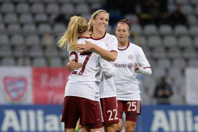 Bilder des Tages - SPORT v.li.: Anna Gerhardt (FC Bayern München, FCB, 27) Verena Faißt (Faisst, Feisst, Feist, Faist, FC Bayern München, FCB, 22) Viktoria Schnaderbeck (FC Bayern München, FCB, 25) mit Torjubel, Jubel, Torjubel, Torerfolg, celebrate the goal, goal, celebration, Jubel ueber das Tor zum 3:0 durch Anna Gerhardt (FC Bayern München, FCB, 27) , optimistisch, Action, Aktion, Fussball, UEFA Women s Champions League, FC Bayern München - Hibernian Ladies FC Edinburgh, xslx