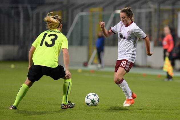 v.li.: Lucy GRAHAM (Hibernian Ladies FC, 13) Lisa Evans (FC Bayern München, FCB, 18) im Zweikampf, Duell, duel, tackle, Dynamik, Action, Aktion, Fussball, UEFA Women s Champions League, FC Bayern München - Hibernian Ladies FC Edinburgh, xslx