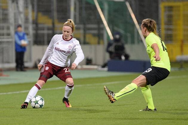 v.li.: Anna Gerhardt (FC Bayern München, FCB, 27) Lucy GRAHAM (Hibernian Ladies FC, 13) im Zweikampf, Duell, duel, tackle, Dynamik, Action, Aktion , Fussball, UEFA Women s Champions League, FC Bayern München - Hibernian Ladies FC Edinburgh, xslx