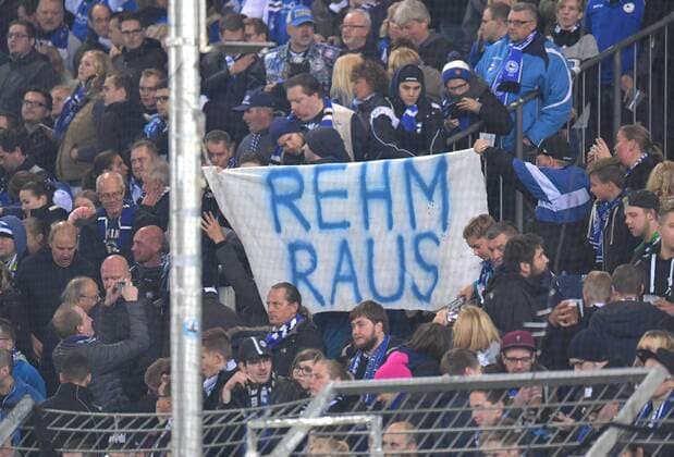 Bilder des Tages - SPORT 14.10.2016,Fussball, 2. LIGA, Saison 2016 2017, 9. Spieltag, SCHÜCO-ARENA, BIELEFELD DSC ARMINIA BIELEFELD - WÜRZBURGER KICKERS 0 - 1 Die Fans von Arminia Bielefeld fordern nach der Heimniederlage den Rauswurf von Trainer Rüdiger Rehm (Arminia Bielefeld), Aktion, Einzelbild, Quer, Mimik, Gestik, Enttäuscht, Enttäuschung, Fans, Fan, Transparent, Plakat