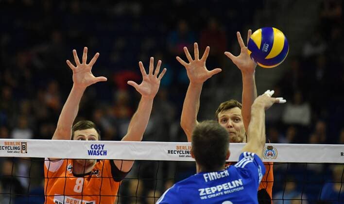 Michal Finger (Friedrichshafen), vorne, hinten Graham Vigrass (BR Volleys), Robert Kromm (BR Volleys), BR Volleys Berlin - VfB Friedrichshafen VBL Supercup Männer, Saison 2016 2017, Herren, Männer, Männer, men, Volleyball, Deutschland, Germany, Mercedes-Benz-Arena Berlin, 16.10.2016