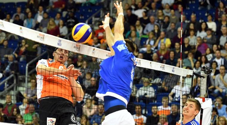 Felix Fischer (BR Volleys), beim Schmetterball, vorne Georg Klein (Friedrichshafen), BR Volleys Berlin - VfB Friedrichshafen VBL Supercup Männer, Saison 2016 2017, Herren, Männer, Männer, men, Volleyball, Deutschland, Germany, Mercedes-Benz-Arena Berlin, 16.10.2016