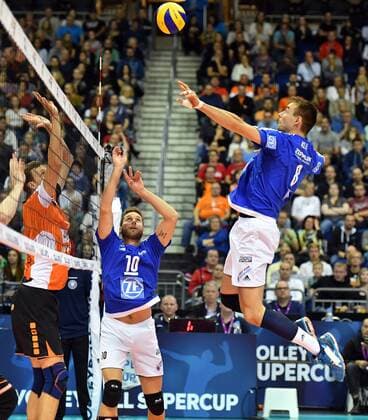 Simon Tischer (Friedrichshafen), hintern, vorne Georg Klein (Friedrichshafen), beim Schmetterball BR Volleys Berlin - VfB Friedrichshafen VBL Supercup Männer, Saison 2016 2017, Herren, Männer, Männer, men, Volleyball, Deutschland, Germany, Mercedes-Benz-Arena Berlin, 16.10.2016