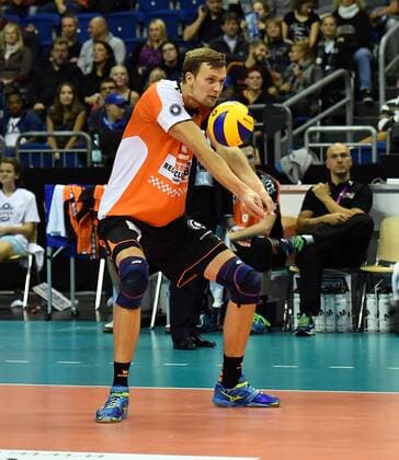 Robert Kromm (BR Volleys), bei der Annahme BR Volleys Berlin - VfB Friedrichshafen VBL Supercup Männer, Saison 2016 2017, Herren, Männer, Männer, men, Volleyball, Deutschland, Germany, Mercedes-Benz-Arena Berlin, 16.10.2016