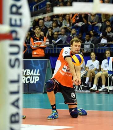 Robert Kromm (BR Volleys), bei der Annahme BR Volleys Berlin - VfB Friedrichshafen VBL Supercup Männer, Saison 2016 2017, Herren, Männer, Männer, men, Volleyball, Deutschland, Germany, Mercedes-Benz-Arena Berlin, 16.10.2016