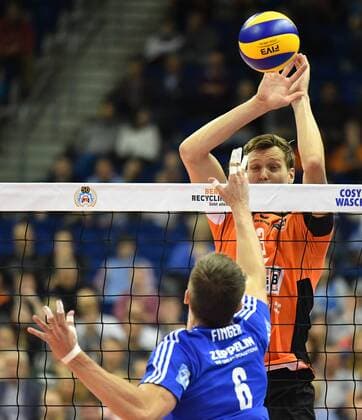 Robert Kromm (BR Volleys), hinten, vorne Michal Finger (Friedrichshafen), BR Volleys Berlin - VfB Friedrichshafen VBL Supercup Männer, Saison 2016 2017, Herren, Männer, Männer, men, Volleyball, Deutschland, Germany, Mercedes-Benz-Arena Berlin, 16.10.2016