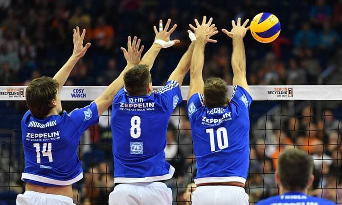 Thomas Rousseaux (Friedrichshafen), Georg Klein (Friedrichshafen), Simon Tischer (Friedrichshafen), beim Block BR Volleys Berlin - VfB Friedrichshafen VBL Supercup Männer, Saison 2016 2017, Herren, Männer, Männer, men, Volleyball, Deutschland, Germany, Mercedes-Benz-Arena Berlin, 16.10.2016