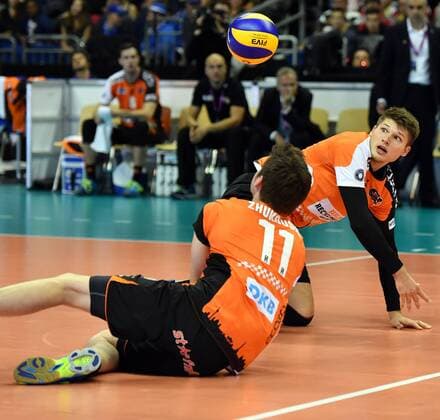 Ruben Schott (BR Volleys), hinten, und Tsimafei Zhukouski (BR Volleys), desorientiert BR Volleys Berlin - VfB Friedrichshafen VBL Supercup Männer, Saison 2016 2017, Herren, Männer, Männer, men, Volleyball, Deutschland, Germany, Mercedes-Benz-Arena Berlin, 16.10.2016