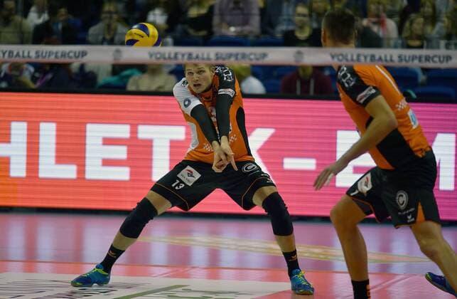Ruben Schott (BR Volleys), bei der Annahme BR Volleys Berlin - VfB Friedrichshafen VBL Supercup Männer, Saison 2016 2017, Herren, Männer, Männer, men, Volleyball, Deutschland, Germany, Mercedes-Benz-Arena Berlin, 16.10.2016