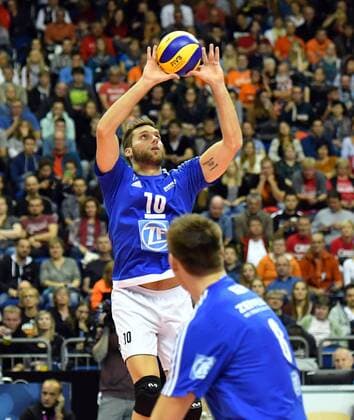 Simon Tischer (Friedrichshafen), bei der Annahme, vorne Georg Klein (Friedrichshafen), BR Volleys Berlin - VfB Friedrichshafen VBL Supercup Männer, Saison 2016 2017, Herren, Männer, Männer, men, Volleyball, Deutschland, Germany, Mercedes-Benz-Arena Berlin, 16.10.2016