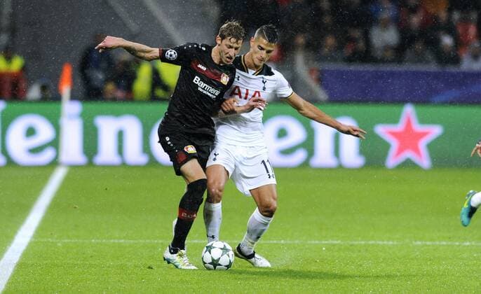 Fussball, UEFA Champions League, Herren, Saison 2016 2017, Gruppe E, 3. Spieltag, BayArena Leverkusen, Bayer Leverkusen (schwarz) - Tottenham Hotspurs (weiss); Stefan Kie§ling, Kiessling (Leverkusen), Erik Lamela (Tottenham), Aktion.