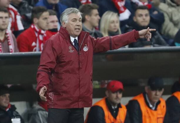 Trainer Cheftrainer Carlo Ancelotti (FCB) Halbfigur, Freisteller , Aktion, Einzelbild, Portrait, Portraet, Einzelaktion gestikuliert und gibt Anweisungen, Aktion, Einzelbild, Gestik, Geste, Handbewegung, zeigen, deuten FC BAYERN MUENCHEN - PSV EINDHOVEN Gruppenphase, Fussball UEFA Champions League, Muenchen, 19.10.2016 CL Saison 2016 2017