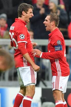 Fußball, CL, Bayern München - PSV Eindhoven Torjubel Thomas MUELLER (MÜLLER,Bayern Muenchen,li) nach Tor zum 1-0 mit Philipp LAHM (Bayern Muenchen), Aktion,Jubel,Freude,Begeisterung, FC Bayern Muenchen-PSV Eindhoven 4-1, Fussball Champions League Gruppenphase am 19.10.2016. A L L I A N Z A R E N A.