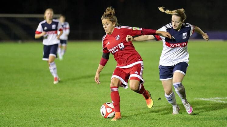 v.li.: Laura Feiersinger (Sand, 27), die gestern noch für Österreich im Einsatz war, Judith Bast (SCHOTT, 4), Zweikampf, Duell, duel, tackle, tackling, Dynamik, Action, Aktion, Fussball, DFB-Pokal der Frauen, TSV SCHOTT Mainz - SC Sand, xozx