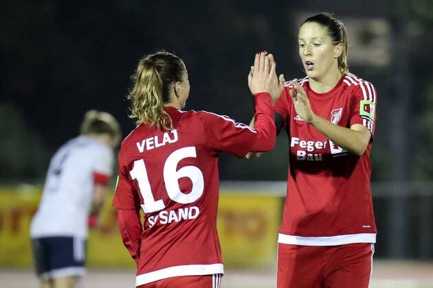 v.li.: Torschützin Furtuna Velaj (Sand, 16) und Milena Nikolic (Sand, 13) jubeln über das Tor zum 0:4, Jubel, Torjubel, Torerfolg, celebrate the goal, goal, celebration, Jubel ueber das Tor, optimistisch, Action, Aktion, Fussball, DFB-Pokal der Frauen, TSV SCHOTT Mainz - SC Sand, xozx