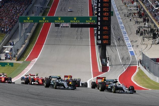 Motorsports: FIA Formula One World Championship WM Weltmeisterschaft 2016, Grand Prix of United States, 44 Lewis Hamilton (GBR, Mercedes AMG Petronas Formula One Team), 6 Nico Rosberg (GER, Mercedes AMG Petronas Formula One Team), 3 Daniel Ricciardo (AUS, Red Bull Racing), 33 Max Verstappen (NLD, Red Bull Racing), 7 Kimi Raikkonen (FIN, Scuderia Ferrari), start, mass, Masse, Menge, viele, many xHOCHxZWEIx