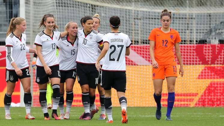 Die deutschen Spielerinnen jubeln über das Tor zum 1:0 durch Mandy Islacker (DFB, 15), Jubel, Torjubel, Torerfolg, celebrate the goal, goal, celebration, Jubel ueber das Tor, optimistisch, Action, Aktion, Fussball, Frauen, Länderspiel, Deutschland - Niederlande, xozx