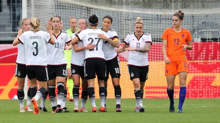 Die deutschen Spielerinnen jubeln über das Tor zum 1:0 durch Mandy Islacker (DFB, 15), Jubel, Torjubel, Torerfolg, celebrate the goal, goal, celebration, Jubel ueber das Tor, optimistisch, Action, Aktion, Fussball, Frauen, Länderspiel, Deutschland - Niederlande, xozx