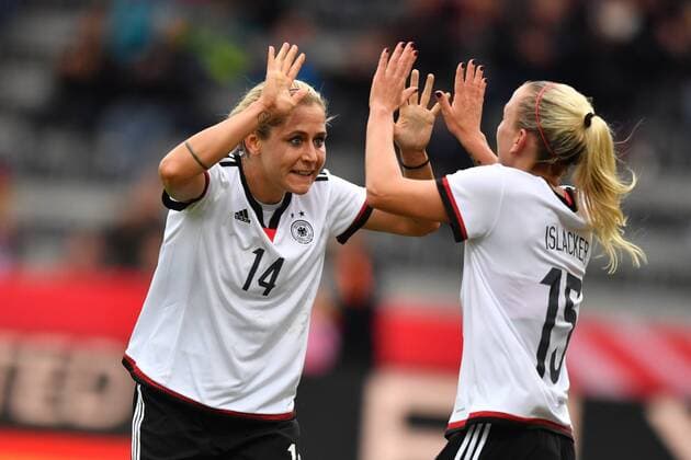 Themen der Woche - Sport Bilder des Tages - SPORT Jubel, Freuen, celebrate, happy, cheer , Goal Celebration nach 2:0 f+r Deutschland Anna Blässe (Deutschland , Germany , DFB )) (14) mit Torschützin Mandy Islacker (Deutschland , Germany , DFB )(15), Freundschaftsspiel Deutschland - Niederlande, xmkx