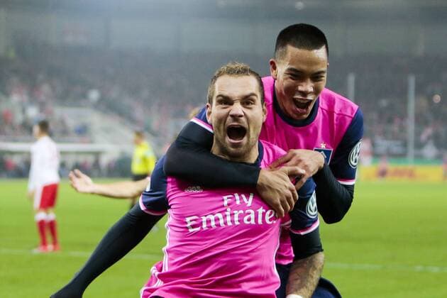 Themen der Woche - Sport Bilder des Tages - SPORT vl Pierre Michel Lasogga (HSV, 10) und Shou Bobby Wood (HSV, 7) Jubel, Torjubel, Torerfolg, celebrate the goal, goal, celebration, Jubel ueber das Tor, optimistisch, Action, Aktion nach Tor zum 0:3, Fussball, DFB-Pokal, Hallescher FC - Hamburger SV, xtgx