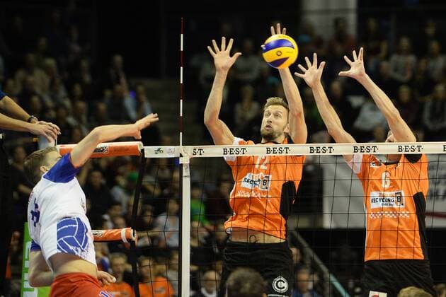 Volleyball, DVV Pokal, Berlin Recycling Volleys - United Rhein Main Volleys Volleyball, Herren, Saison 2016 17, DVV-Pokal, Achtelfinale, BR Volleys - United Volleys Rhein-Main, Robert Adrian Aciobanitei (Nr. 6, United Volleys Rhein-Main), Sebastian Kühner (Nr. 10, Berlin Recycling Volleys), Felix Fischer (Nr. 6, Berlin Recycling Volleys), 27.10.16,