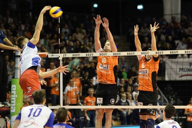 Volleyball, DVV Pokal, Berlin Recycling Volleys - United Rhein Main Volleys Volleyball, Herren, Saison 2016 17, DVV-Pokal, Achtelfinale, BR Volleys - United Volleys Rhein-Main, Robert Adrian Aciobanitei (Nr. 6, United Volleys Rhein-Main), Sebastian Kühner (Nr. 10, Berlin Recycling Volleys), Felix Fischer (Nr. 6, Berlin Recycling Volleys), 27.10.16,