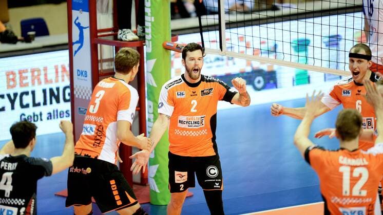 Volleyball, Herren, Saison 2016 17, DVV-Pokal, Achtelfinale, BR Volleys - United Volleys Rhein-Main, Robert Kromm (Nr. 3, Berlin Recycling Volleys) und Steven Marshall (Nr. 2, Berlin Recycling Volleys) freuen sich über einen Punkt, 27.10.16,