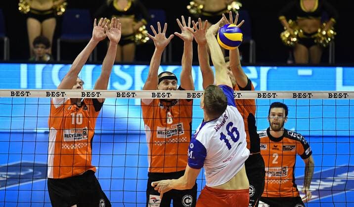 Sebastian Kühner (BR Volleys), Graham Vigrass (BR Volleys), Robert Kromm (BR Volleys), hinten, vorne Christian Dünnes (United) BR Volleys Berlin - United Volleys RheinMain Deutsche Volleyball Liga, Saison 2016 2017, Herren, Männer, Männer, men, Volleyball, Deutschland, Germany, Max-Schmeling-Halle Berlin, 27.10.2016
