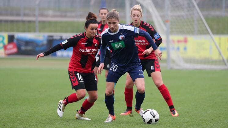 v.li.: Lina Maria Magull (Freiburg, 16), Bianca Schmidt (Potsdam, 20), Zweikampf, Duell, duel, tackle, tackling, Dynamik, Action, Aktion, Fussball, Allianz Frauen-Bundesliga, SC Freiburg - 1. FFC Turbine Potsdam, xozx