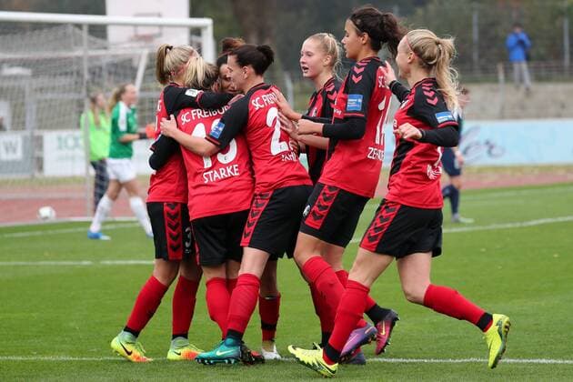 Spielerinnen des SC Freiburg jubeln über das Tor zum 1:0, Jubel, Torjubel, Torerfolg, celebrate the goal, goal, celebration, Jubel ueber das Tor, optimistisch, Action, Aktion, Fussball, Allianz Frauen-Bundesliga, SC Freiburg - 1. FFC Turbine Potsdam, xozx