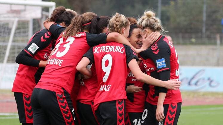 Spielerinnen des SC Freiburg jubeln mit Torschützin Lina Maria Magull (Freiburg, 16, 2. von rechts), jubeln über das Tor zum 1:0, Jubel, Torjubel, Torerfolg, celebrate the goal, goal, celebration, Jubel ueber das Tor, optimistisch, Action, Aktion, Fussball, Allianz Frauen-Bundesliga, SC Freiburg - 1. FFC Turbine Potsdam, xozx