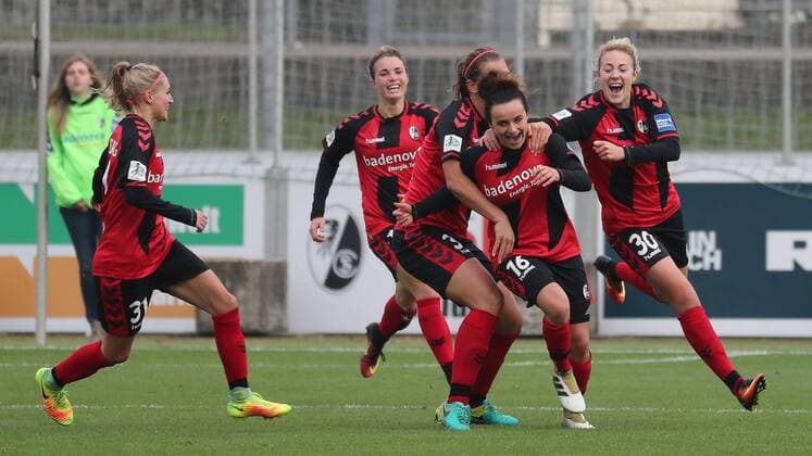 Spielerinnen des SC Freiburg jubeln mit Torschützin Lina Maria Magull (Freiburg, 16, 2. von rechts), jubeln über das Tor zum 2:0, Jubel, Torjubel, Torerfolg, celebrate the goal, goal, celebration, Jubel ueber das Tor, optimistisch, Action, Aktion, Fussball, Allianz Frauen-Bundesliga, SC Freiburg - 1. FFC Turbine Potsdam, xozx